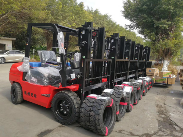 叉車?yán)系每欤坎煌A段的叉車保養(yǎng)你要注意！