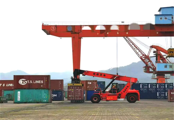 港口搬運神器再度來襲！杭叉45噸集裝箱正面吊順利交付廣西某港口