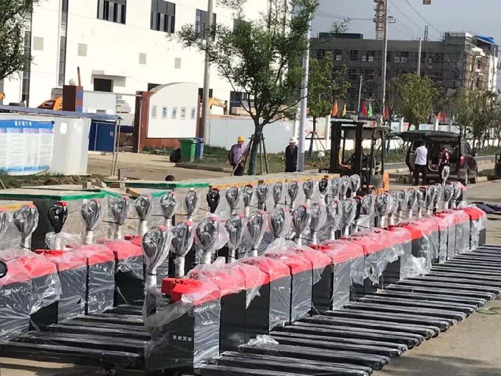 大氣登場！杭叉電動搬運車大批量交付江蘇某新能源企業(yè)