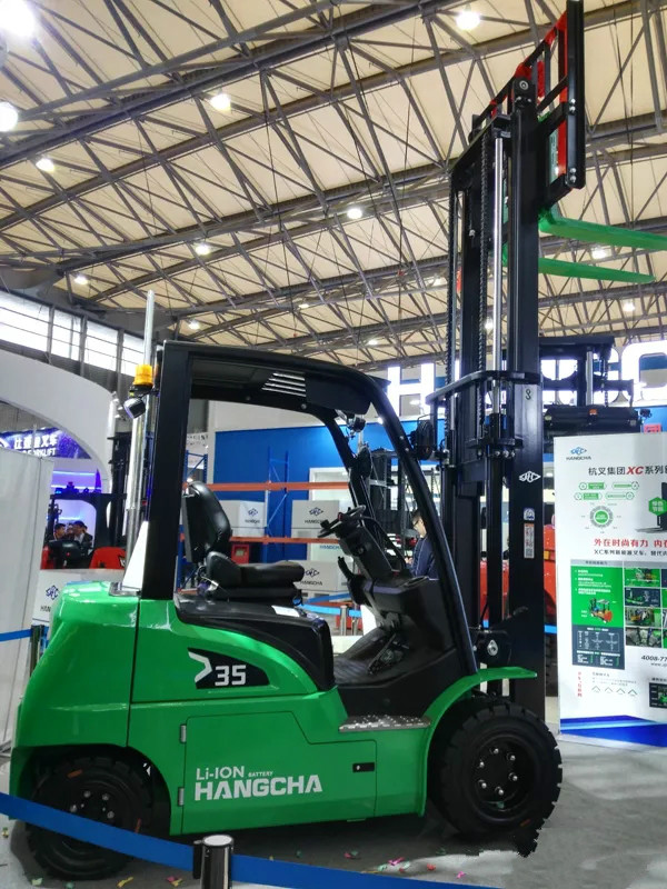 XC系列新能源叉車在發(fā)布現(xiàn)場(chǎng)上展示