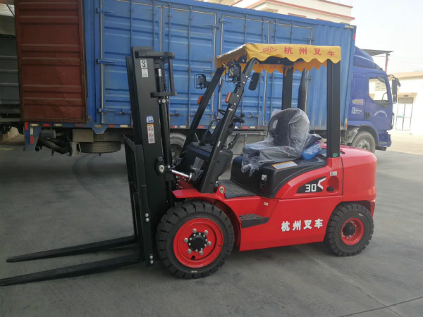 【干貨】買叉車，選實(shí)心胎還是充氣胎？